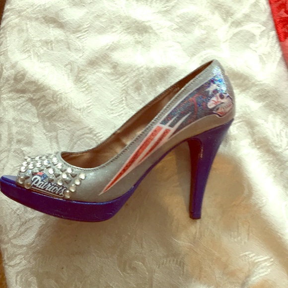 Women’s Hand Painted NE PATRIOTS Heels - Picture 3 of 8